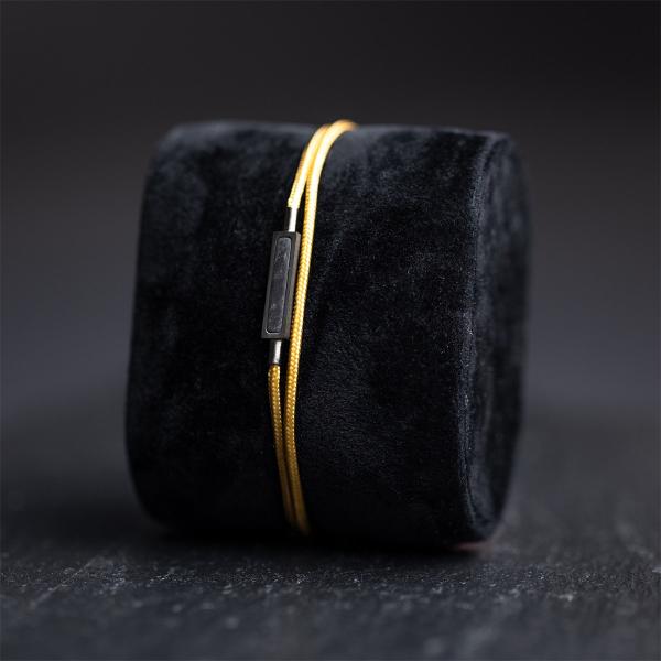 1,5 mm dickes beiges Nylonarmband mit einem Kohlefaserelement - Talis Beige Black